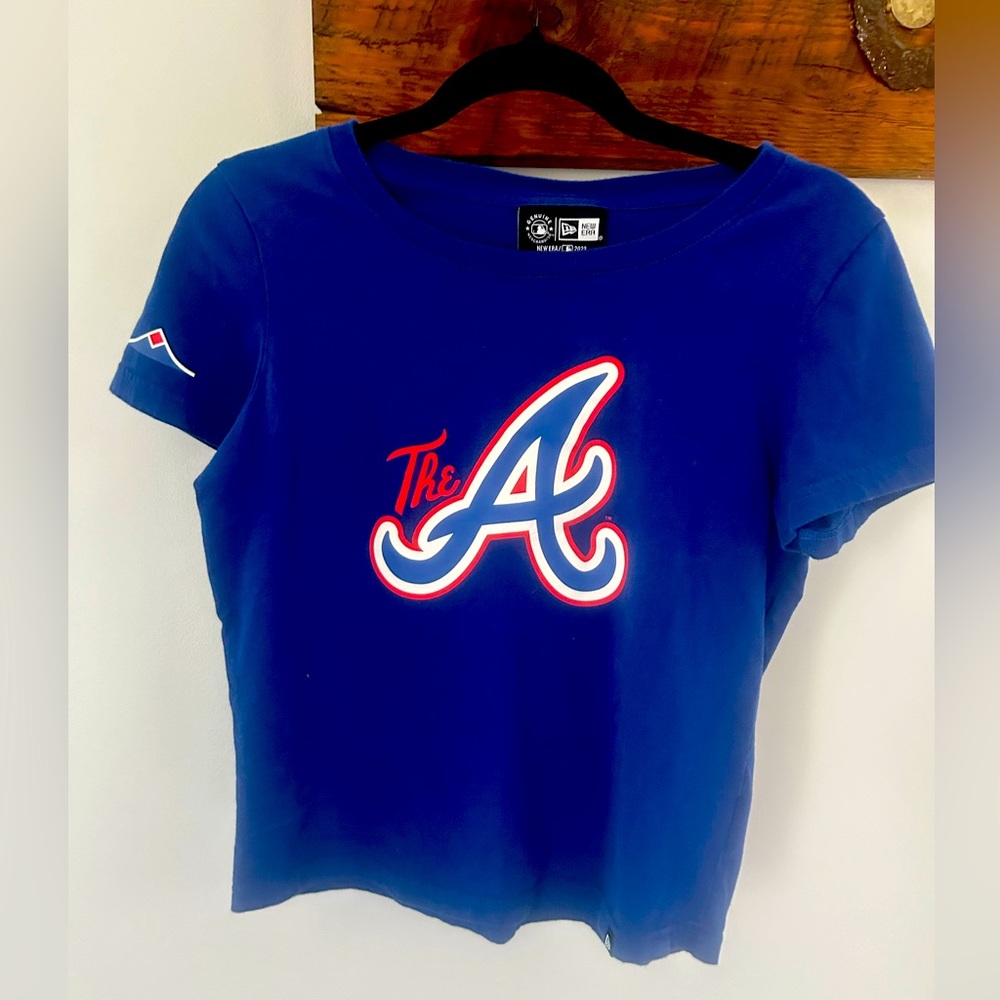 Braves new era size Medium woman’s crop top t shirt Genuine Merchandise